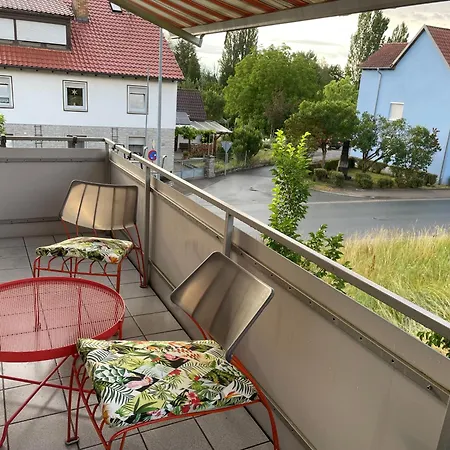 In Rot, Fraenkisches Design, Balkon In Nur 50 Schritten Zum Radweg, Ideal For Long Stay, Relocation 3*